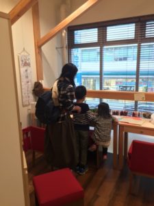 西島眼鏡メダカ給食当番　鉢のメダカとエビと貝に見入る三人